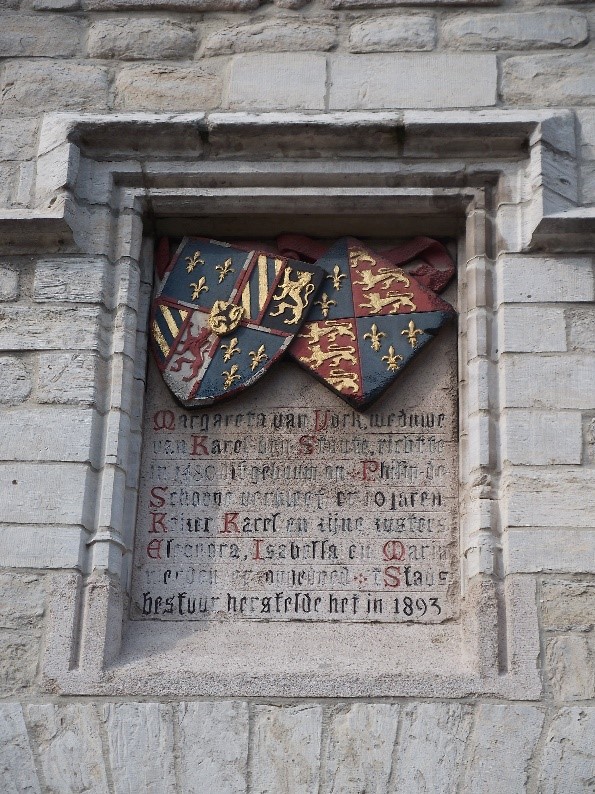Photo 7. The Palace of Margaret of York on Keizerstraat – the home of Charles for much of his early youth. The plaque, to the right of the main gateway (above the smaller door), mentions Margaret of York, Duke Philip and his children, Kaiser Karel (Charles) and his sisters Eleonora (Eleanor) , Isabella and Marie (Mary).